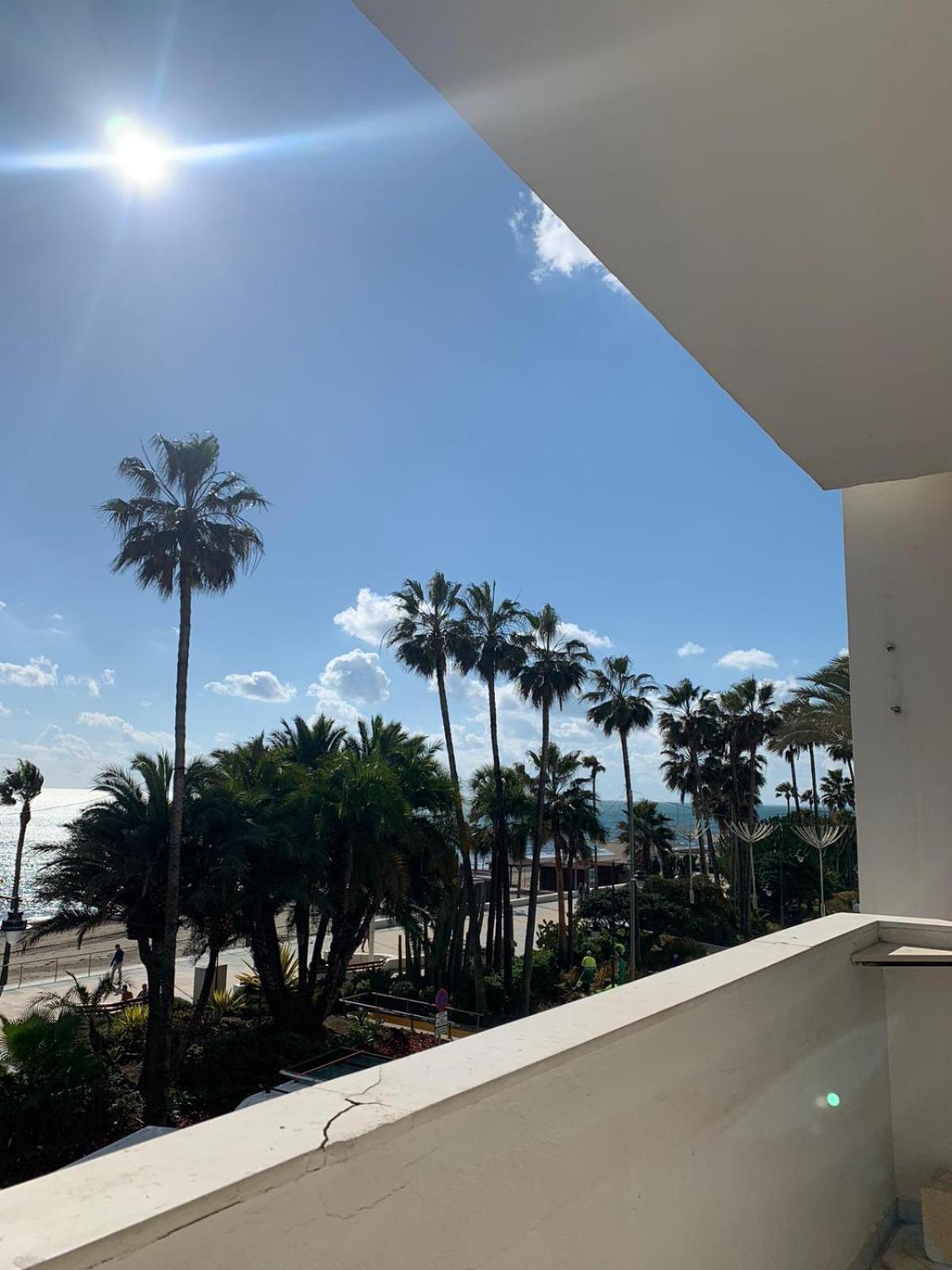 Beachfront Primera Linea De Playa En Casco Antiguo Estepona Bagian luar foto